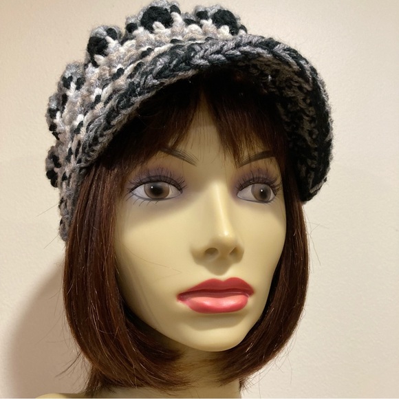 Fun, snappy, chic, handknit, Boho hippie style, newsboy, cap. Multi black, gray. - Picture 5 of 8